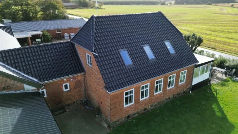 Nyt sort tegltag på gammel landejendom i Holsted med nye Velux-vinduer – Jysk Tagværk